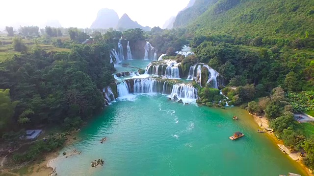 詳情圖-越南的Bangioc瀑布和中國的Detian瀑布，位于邊境附近，人們可以看到這兩個國家的瀑布。