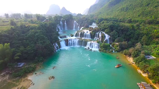 詳情圖-越南的Bangioc瀑布和中國的Detian瀑布，位于邊境附近，人們可以看到這兩個國家的瀑布。
