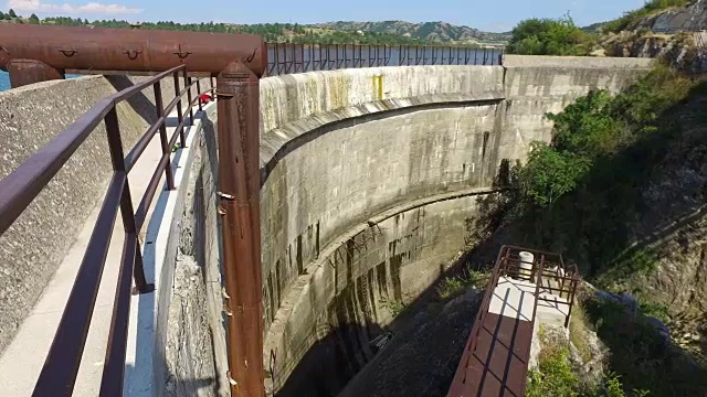 坝墙与水库的蓝色水