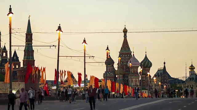 5月9日，人们在莫斯科大修桥上欣赏圣巴西尔大教堂的夜景