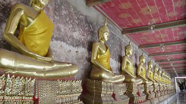 多个佛像在Wat Benchamabopitr Dusitvanaram(大理石寺庙)泰国曼谷