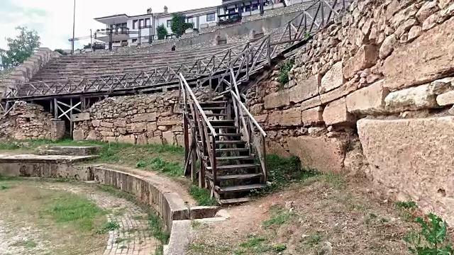 马其顿奥赫里德的古老圆形剧场。奥赫里德夏季音乐节在这里举行，许多世界古典音乐艺术家在这里进行他们的表演