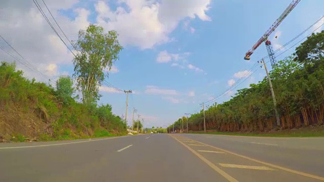 高速公路上的汽车