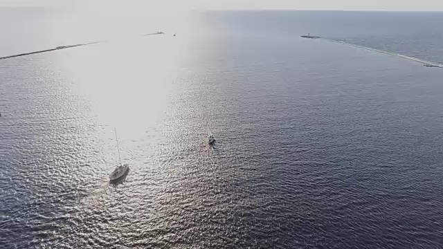游艇、海湾里的船、纵帆船、海、泰国、里加、游艇、道加瓦河、海滩、船舶、无人机飞行全高清