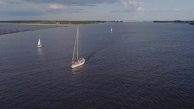 游艇、海湾里的船、纵帆船、海、泰国、里加、游艇、道加瓦河、海滩、船舶、无人机飞行全高清