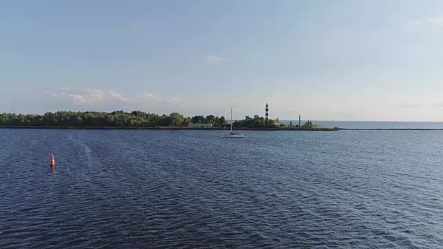 游艇、海湾里的船、纵帆船、海、泰国、里加、游艇、道加瓦河、海滩、船舶、无人机飞行全高清