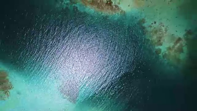 鸟瞰图的白色沙滩和岛屿在加勒比海与绿松石水域