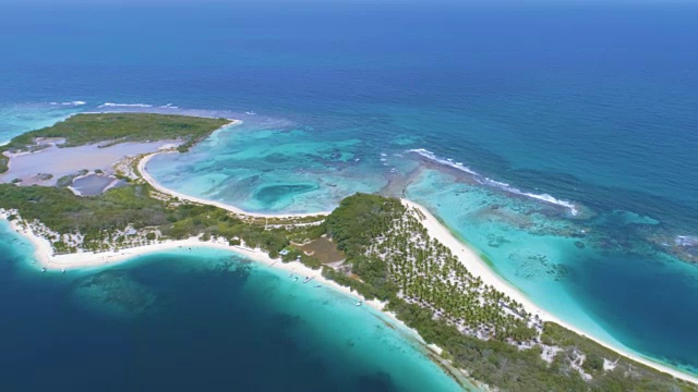 鸟瞰图的白色沙滩和岛屿在加勒比海与绿松石水域