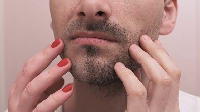 男性和女性在剃须后双手触摸笑脸
