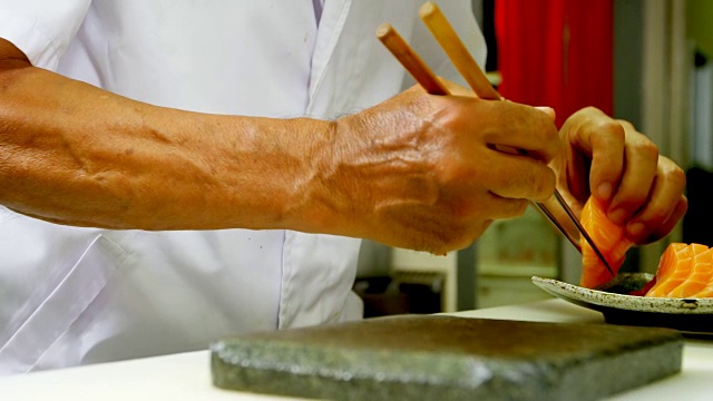 男厨师在4k厨房准备寿司