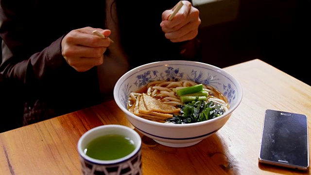 在4k餐厅吃面条的女人