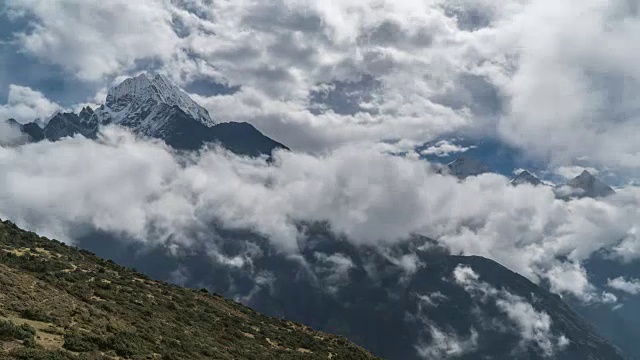 云在喜马拉雅山峰上移动