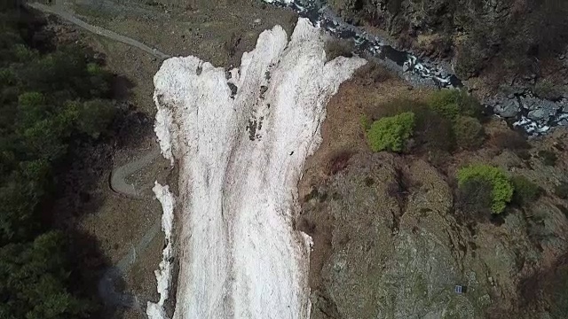 Valbondione,意大利贝加莫。春天的时间。无人机鸟瞰冬季雪崩时从山顶落下的积雪