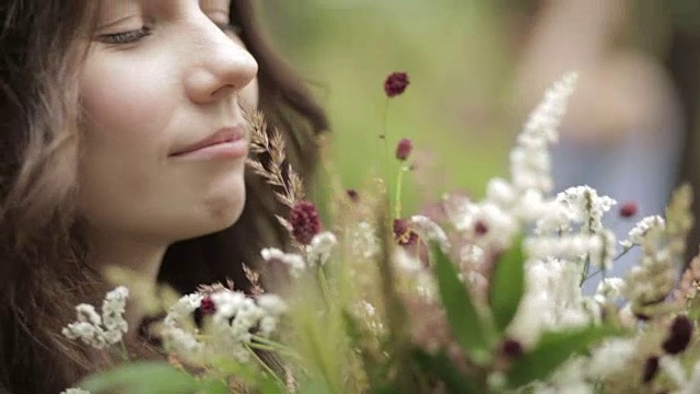 女孩欣赏花束