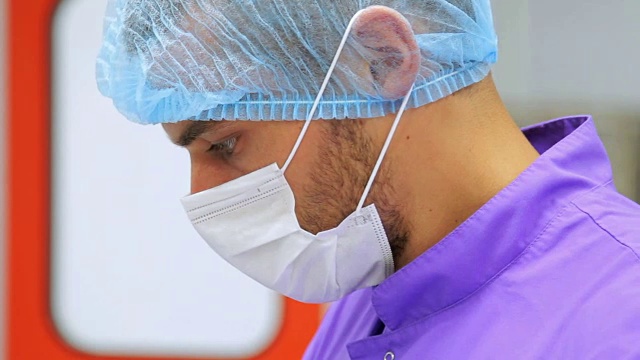 工厂员工的肖像。实验室工作人员戴着面罩。医生的肖像