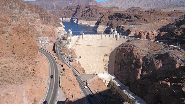全景图:黑峡谷岩石间的混凝土胡佛大坝