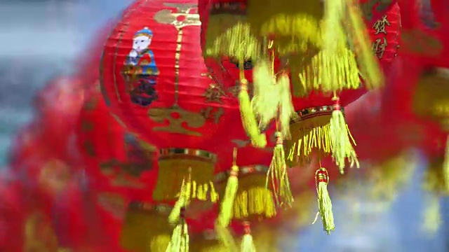 中国农历新年的灯笼在唐人街，祝福文字意味着有财富和幸福