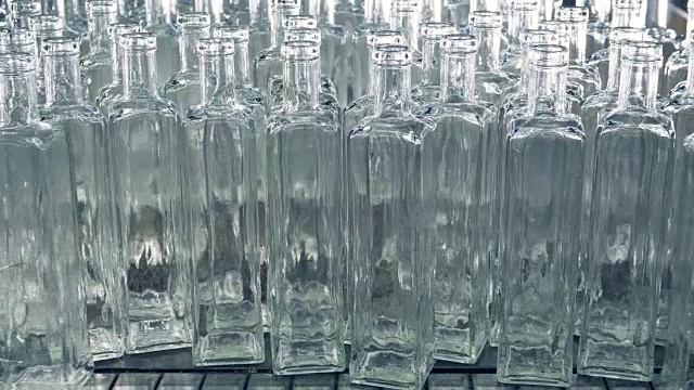 近距离看，玻璃瓶在装配线上。