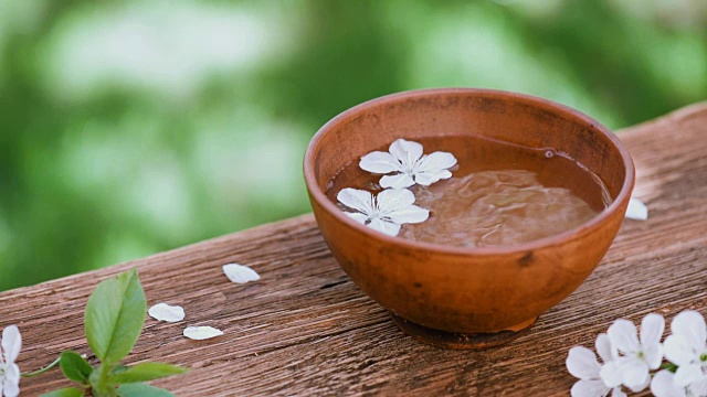 Cinemagraph -白花在碗上的老木材，插花，芳香水疗概念。