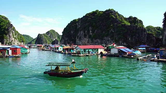 越南吉巴岛附近下龙湾的漂浮村庄。