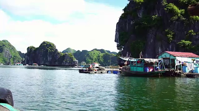 越南吉巴岛附近下龙湾的漂浮渔民村。