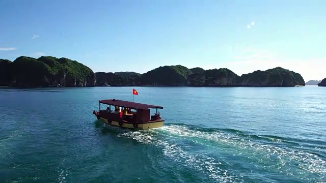 越南吉巴岛下龙湾的旅游船