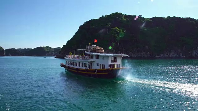 越南吉巴岛下龙湾的一艘观光游船