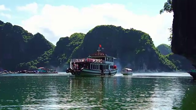 越南吉巴岛下龙湾的帆船旅游船