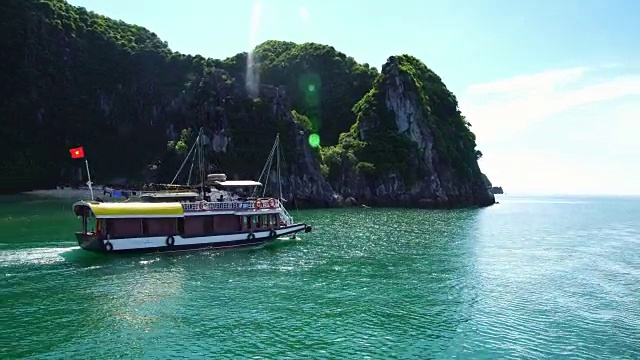 越南吉巴岛下龙湾的帆船旅游游船
