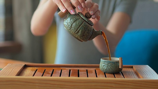 詳情圖-女用手把紅茶從玻璃壺倒到小杯子里