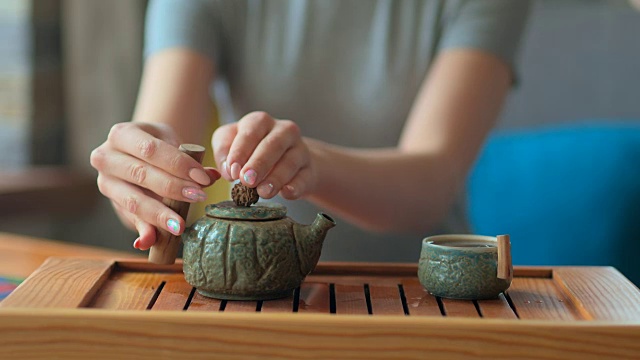 詳情圖-女用手把紅茶從玻璃壺倒到小杯子里