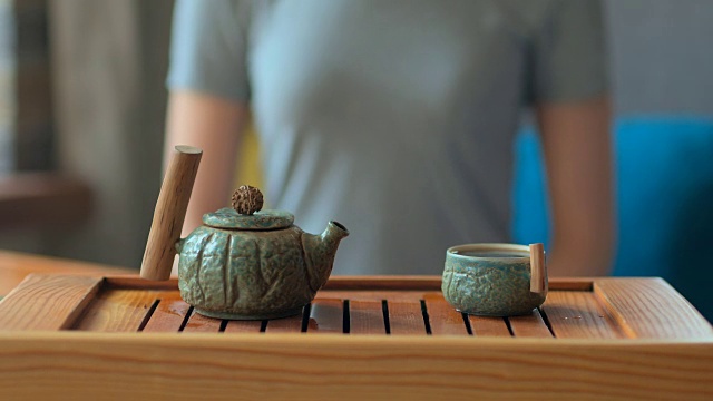 詳情圖-女用手把紅茶從玻璃壺倒到小杯子里