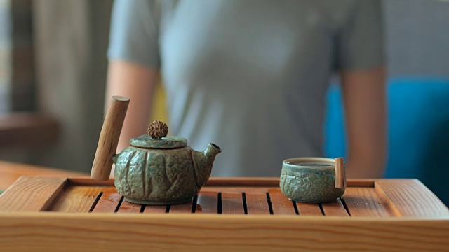 詳情圖-女用手把紅茶從玻璃壺倒到小杯子里