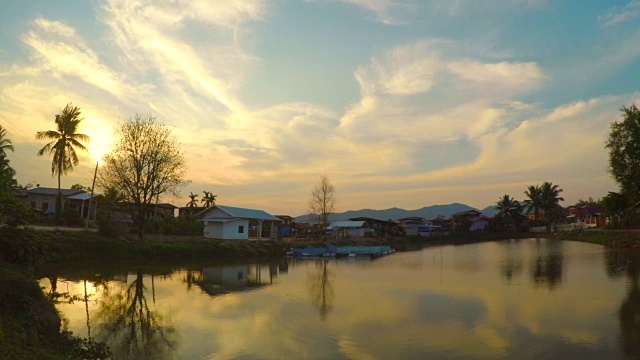 风景:日落大池塘在Loei省，泰国