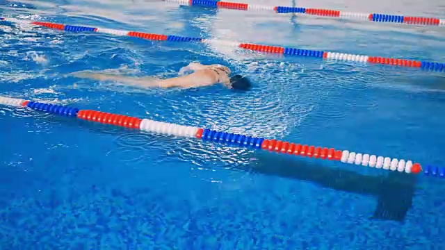 運動員在游泳池里訓練。