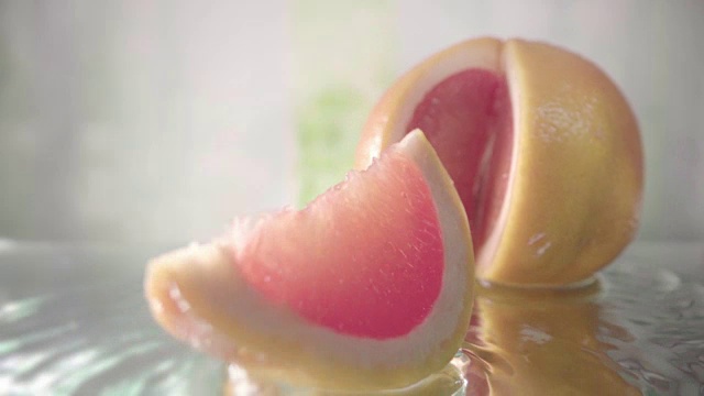 詳情圖-葡萄柚切成薄片，涂上果汁。慢動(dòng)作鏡頭