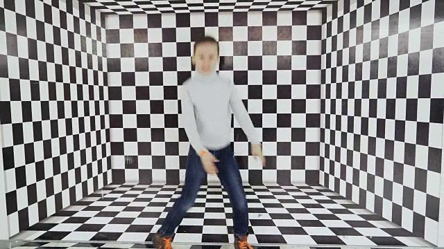 男孩在科学中心看一场视觉错觉旋风