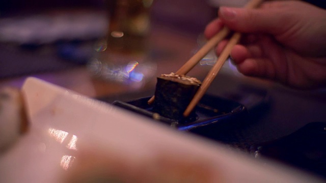 在餐厅享受美味的食物。吃寿司。