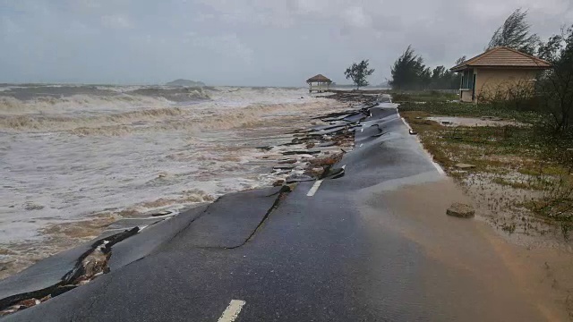 一场暴风雨引起的海浪袭击并摧毁了一条铺好的道路