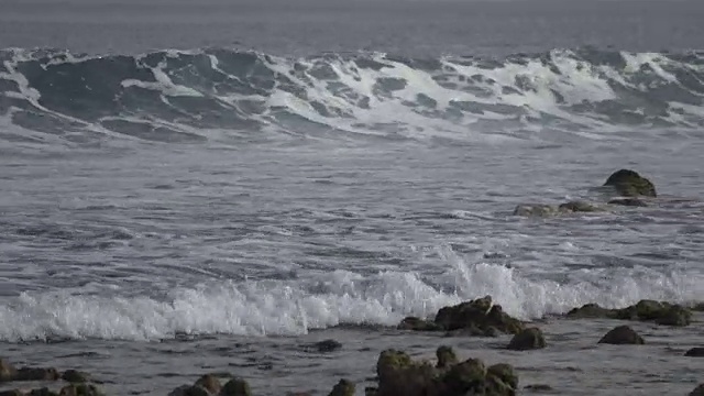 珊瑚礁，海浪和海洋中的船只。马尔代夫视频特写镜头