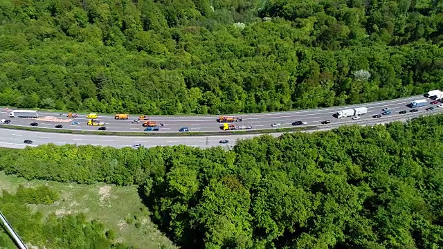 高速公路上的交通堵塞-鸟瞰图