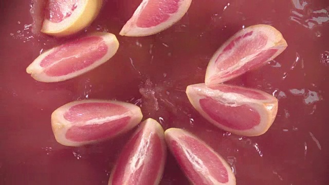 詳情圖-新鮮的葡萄柚掉落在果汁和碎片濺