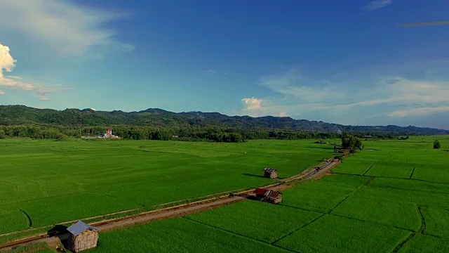 4K:在一个美好的日子里，用无人机在梯田上方拍摄令人惊叹的风景。