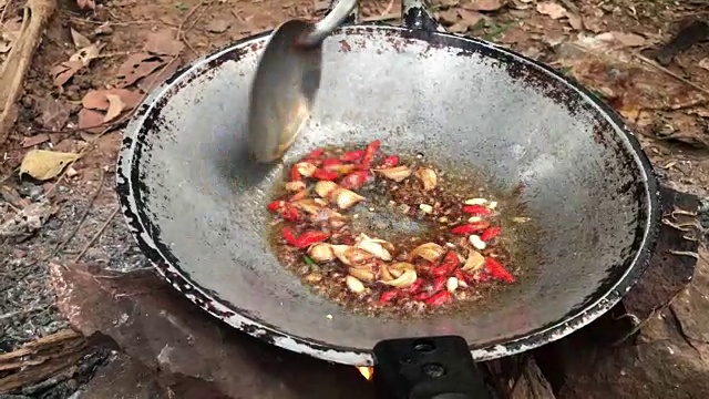 在森林露营时做饭