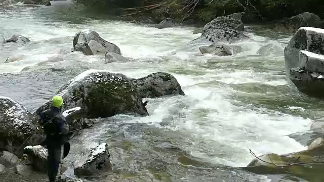 极限运动员探索白水皮划艇路线