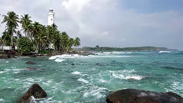 灯塔，棕榈树和阳光明媚的大海