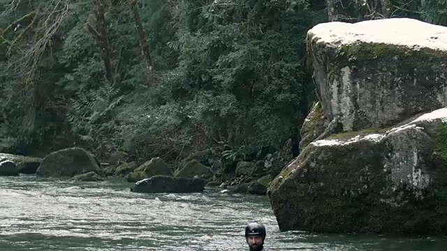 太平洋西北河寒冷冬季的皮划艇