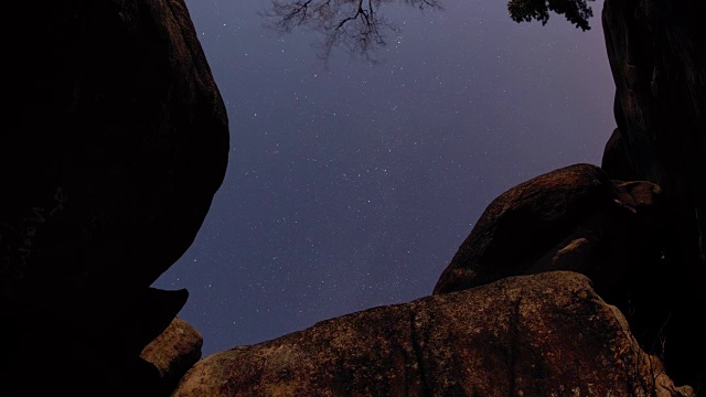 西伯利亚森林中山峰上方的星空的时间流逝。Krasnoyarsk自然保护区“Stolby”。