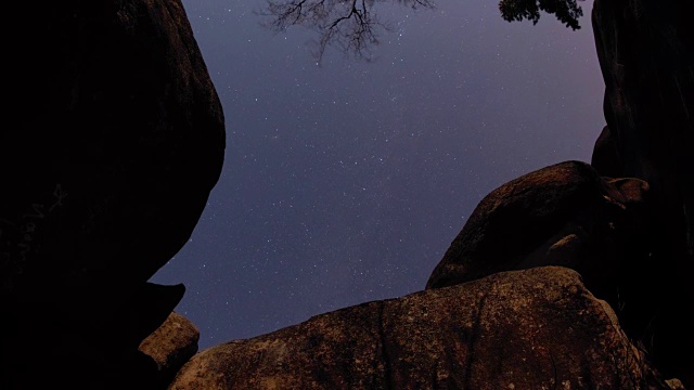 详情图-西伯利亚森林中山峰上方的星空的时间流逝。Krasnoyarsk自然保护区“Stolby”。