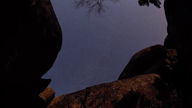 详情图-西伯利亚森林中山峰上方的星空的时间流逝。Krasnoyarsk自然保护区“Stolby”。